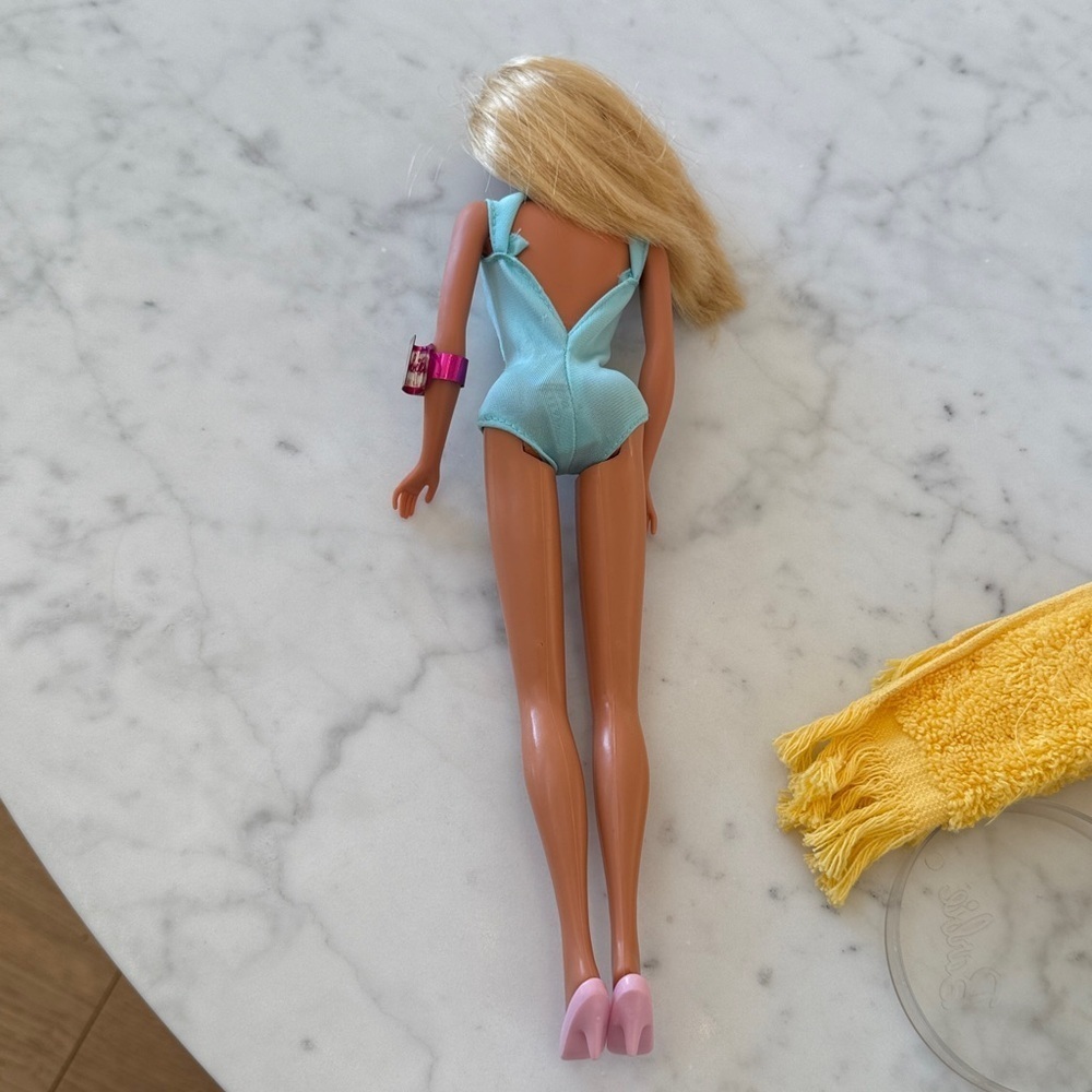 Mattel Malibu Barbie 1971 Reproduction Doll Keepsake Box Sunglasses Towel - Picture 3 of 5